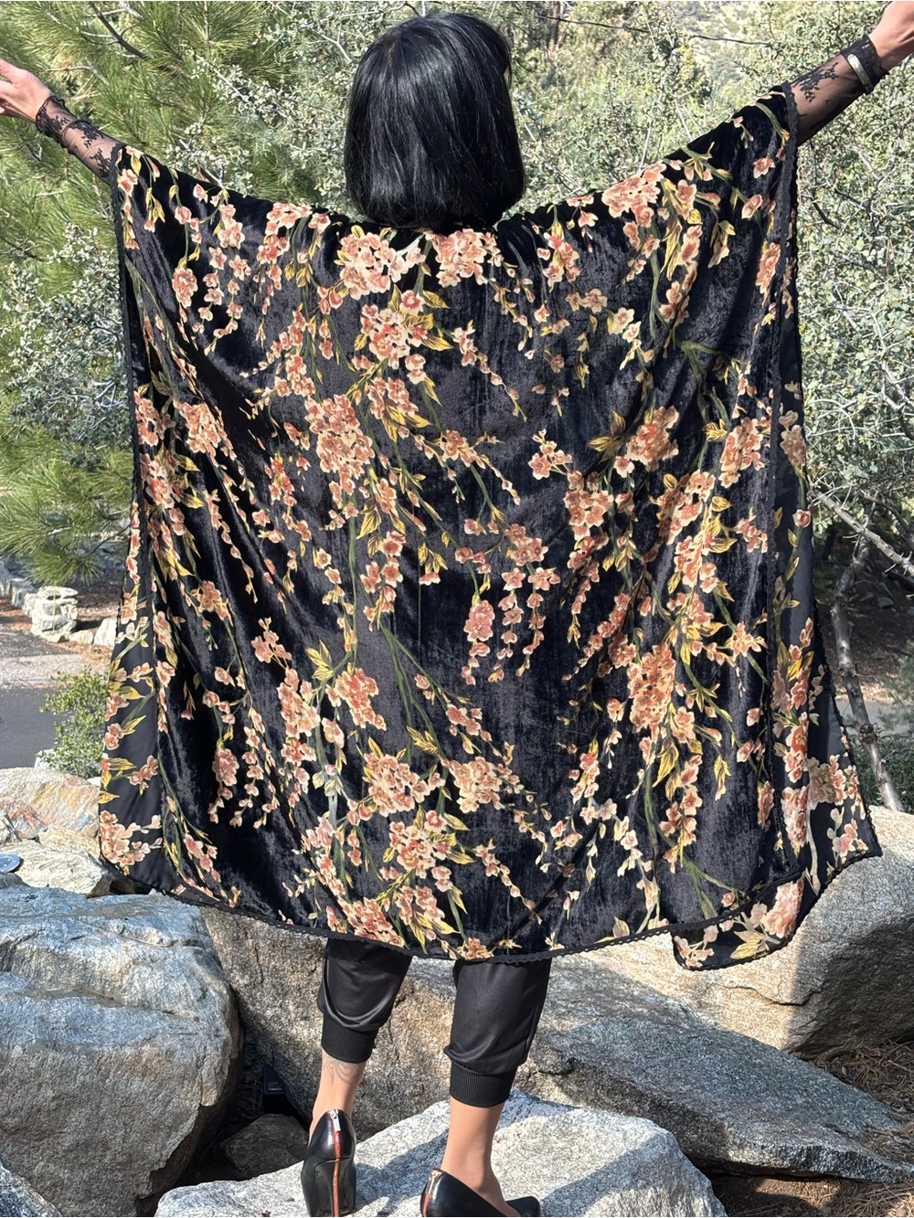 Black Floral Velvet burnout Kimono Wrap - Picture 4 of 4